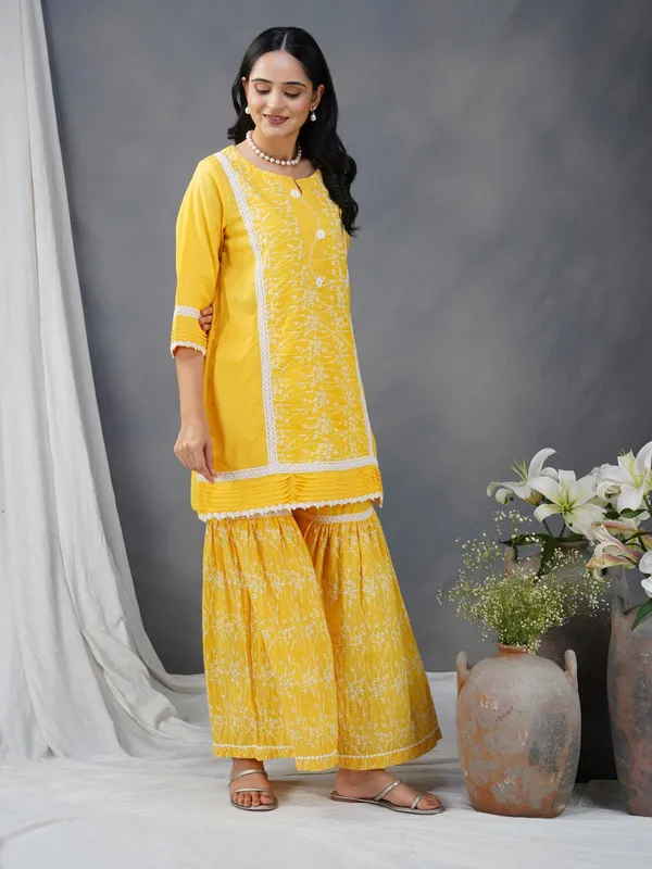 Yellow_Embroidered_Cotton_kurta_Paired_With_Matching_Pant_And_Dupatta_-_XXL