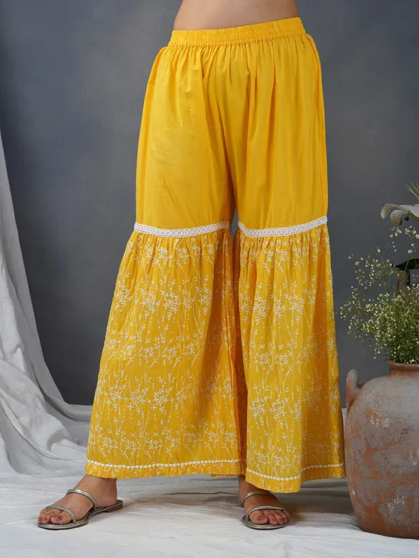 Yellow_Embroidered_Cotton_kurta_Paired_With_Matching_Pant_And_Dupatta_-_XXL