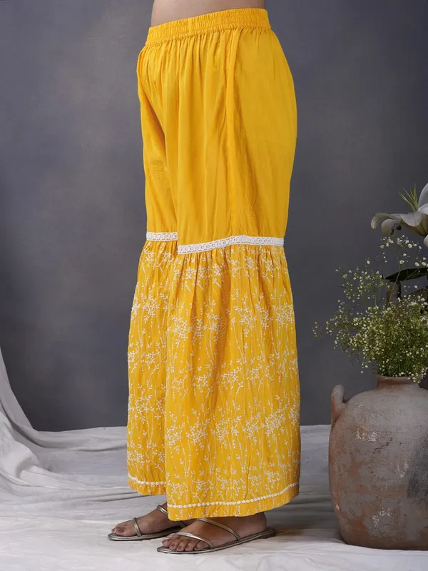 Yellow_Embroidered_Cotton_kurta_Paired_With_Matching_Pant_And_Dupatta_-_XXL