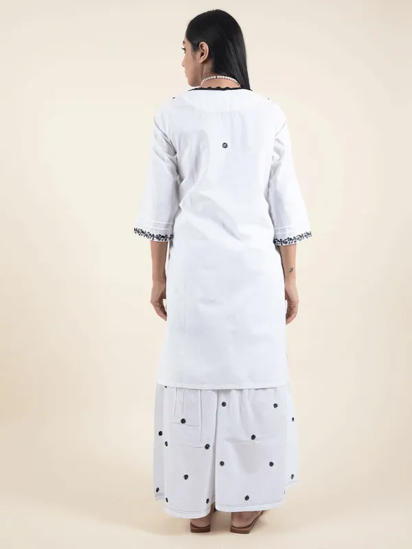 White_Embroidered_Cotton_Kurta_-_XXL