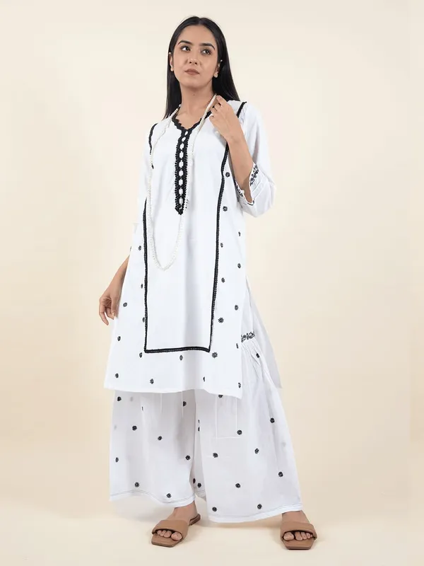 White_Embroidered_Cotton_Kurta_-_XXL