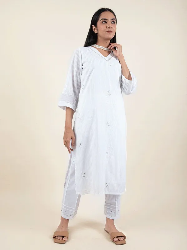 White_Embroidered_Cotton_Kurta_Paired_With_Matching_Pants_-_XXL