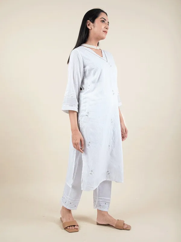 White_Embroidered_Cotton_Kurta_-_XXL
