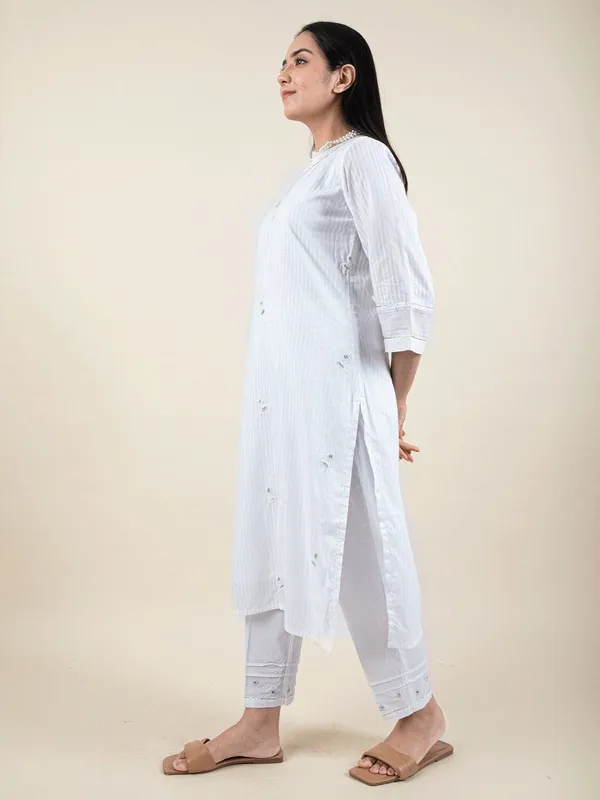 White_Embroidered_Cotton_Kurta_-_XXL