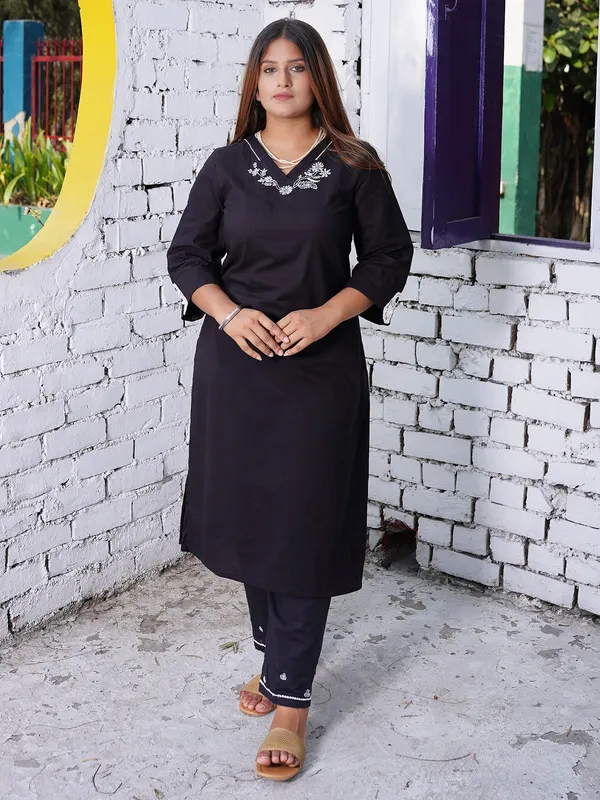 Black_Floral_Motif_Embroidered_Cotton_Kurta_with_Embroidered_Pant_-_Set_of_2_-_XXL
