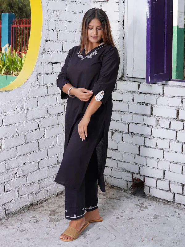 Black_Floral_Motif_Embroidered_Cotton_Kurta_with_Embroidered_Pant_-_Set_of_2_-_XXL