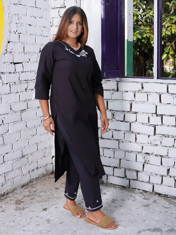 Black_Floral_Motif_Embroidered_Cotton_Kurta_with_Embroidered_Pant_-_Set_of_2_-_XXL