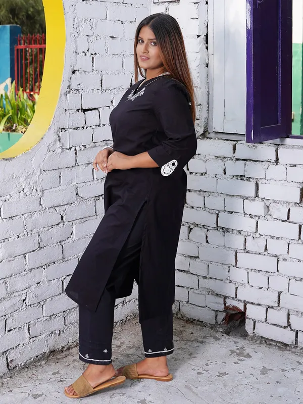 Black_Floral_Motif_Embroidered_Cotton_Kurta_with_Embroidered_Pant_-_Set_of_2_-_XXL
