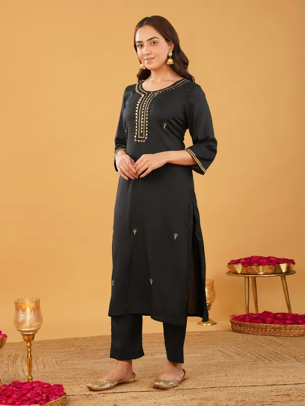 Black_Gota_Pati_Festive_Embroidered_Kurta_with_Pant(Set_of_2)