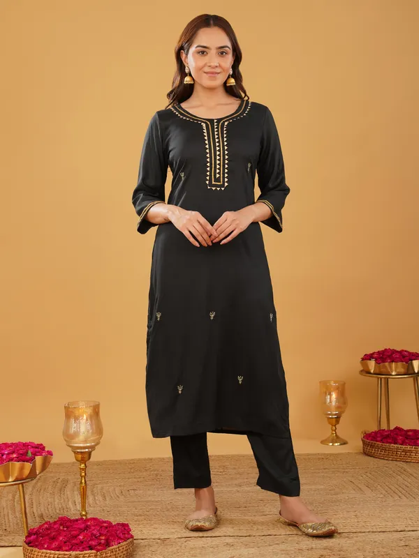 Black_Gota_Pati_Festive_Embroidered_Kurta_with_Pant(Set_of_2)