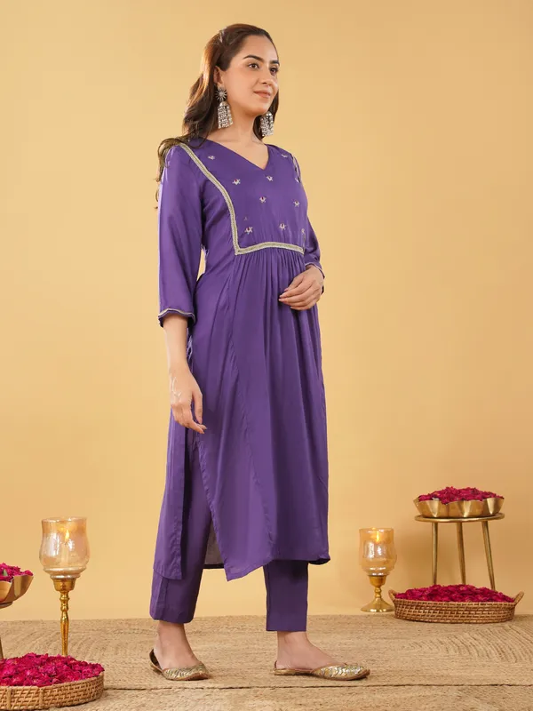 Women_Purple_Boota_Zari_Kurta_with_Pant(Set_of_2)