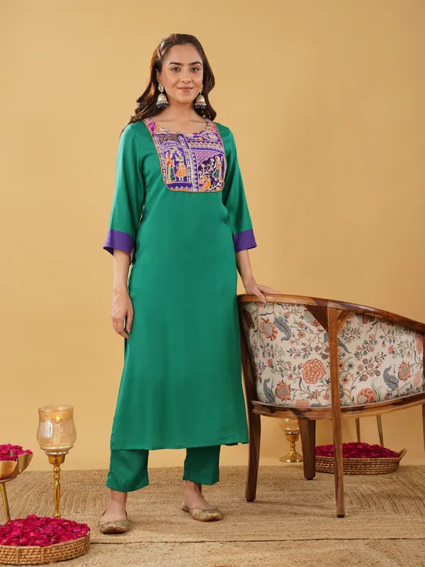 Women_Green_Silk_Blend_Raja_Rani_Kurta_with_Pant(Set_of_2)
