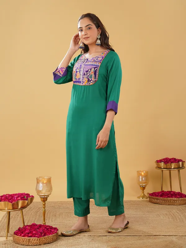 Women_Green_Silk_Blend_Raja_Rani_Kurta_with_Pant(Set_of_2)