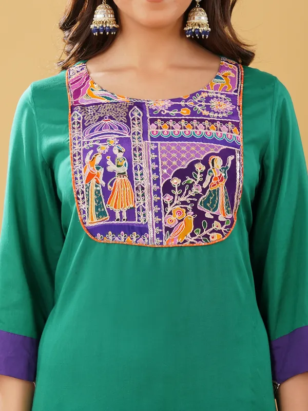 Women_Green_Silk_Blend_Raja_Rani_Kurta_with_Pant(Set_of_2)