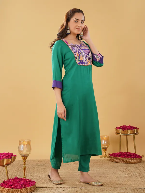 Women_Green_Silk_Blend_Raja_Rani_Kurta_with_Pant_and_Dupatta(Set_of_3)