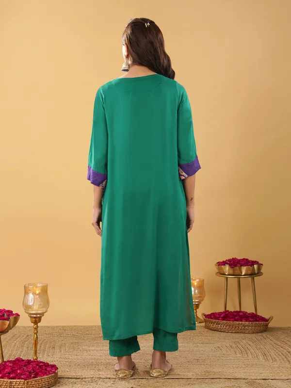 Women_Green_Silk_Blend_Raja_Rani_Kurta_with_Pant_and_Dupatta(Set_of_3)