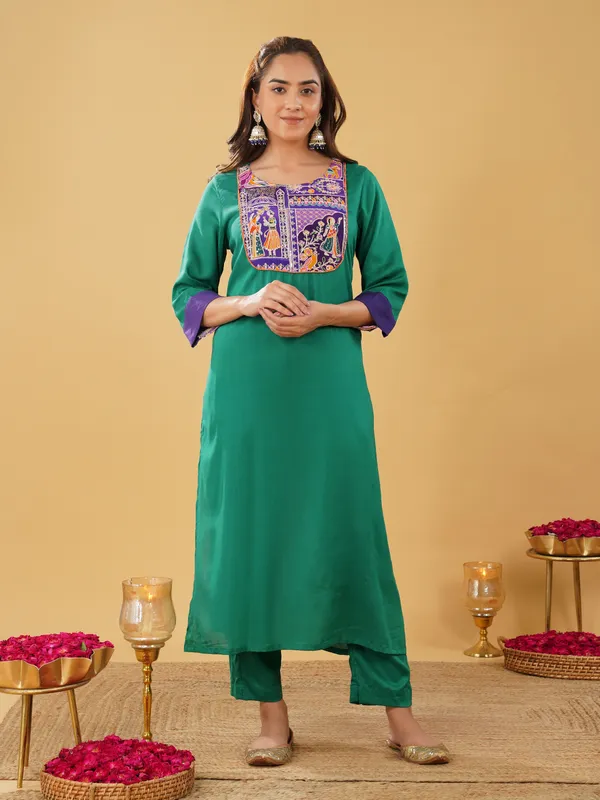 Women_Green_Silk_Blend_Raja_Rani_Kurta_with_Pant_and_Dupatta(Set_of_3)