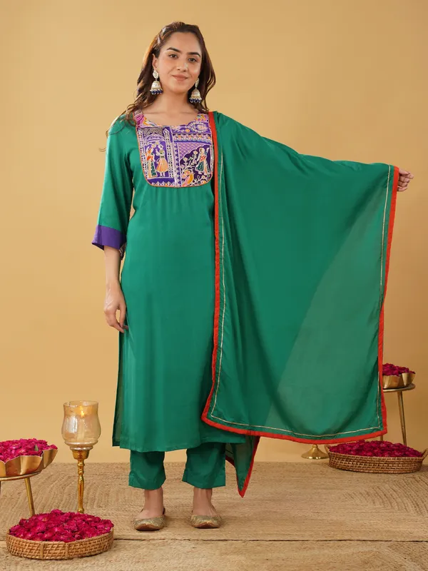 Women_Green_Silk_Blend_Raja_Rani_Kurta_with_Pant_and_Dupatta(Set_of_3)