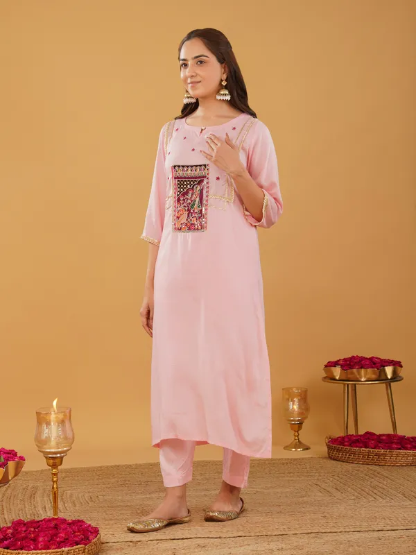 Women_Green_Silk_Blend_Raja_Rani_Kurta_with_Pant(Set_of_2)