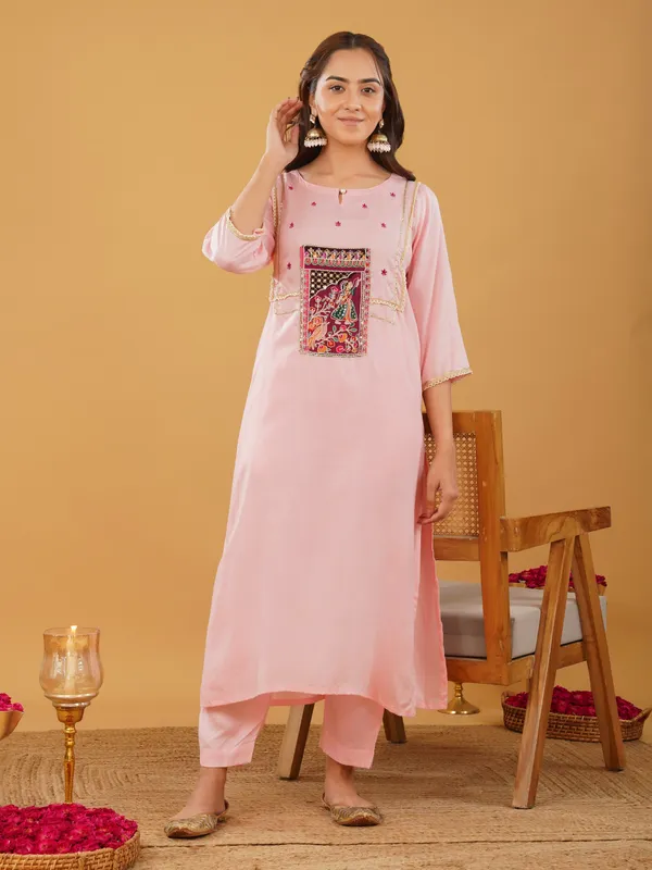 Women_Green_Silk_Blend_Raja_Rani_Kurta_with_Pant(Set_of_2)