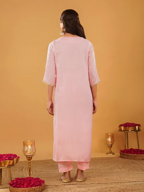 Women_Green_Silk_Blend_Raja_Rani_Kurta_with_Pant_and_Dupatta(Set_of_3)