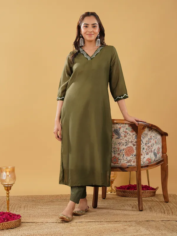 Women_Mehndy_Green_Silk_Blend_Embroidered_Kurta_with_Pant(Set_of_2)