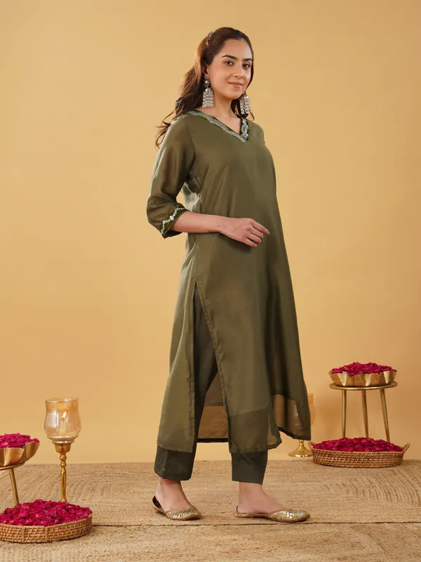 Women_Mehndy_Green_Silk_Blend_Embroidered_Kurta_with_Pant(Set_of_2)