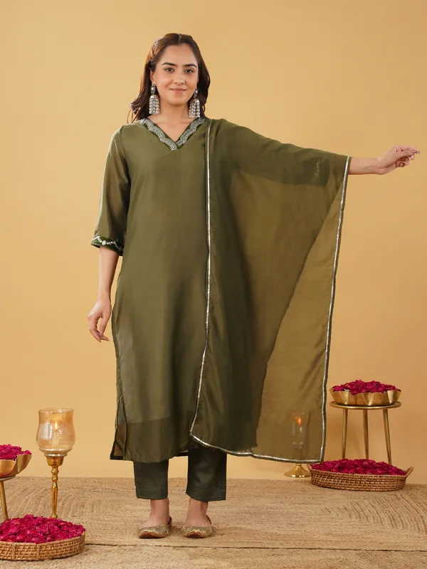 Women_Mehndy_Green_Silk_Blend_Embroidered_Kurta_with_Pant_and_Dupatta(Set_of_3)