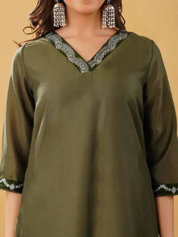 Women_Mehndy_Green_Silk_Blend_Embroidered_Kurta_with_Pant_and_Dupatta(Set_of_3)