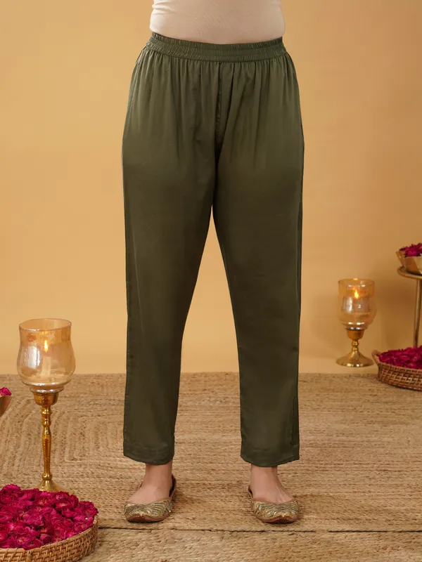 Women_Mehndy_Green_Silk_Blend_Embroidered_Kurta_with_Pant_and_Dupatta(Set_of_3)