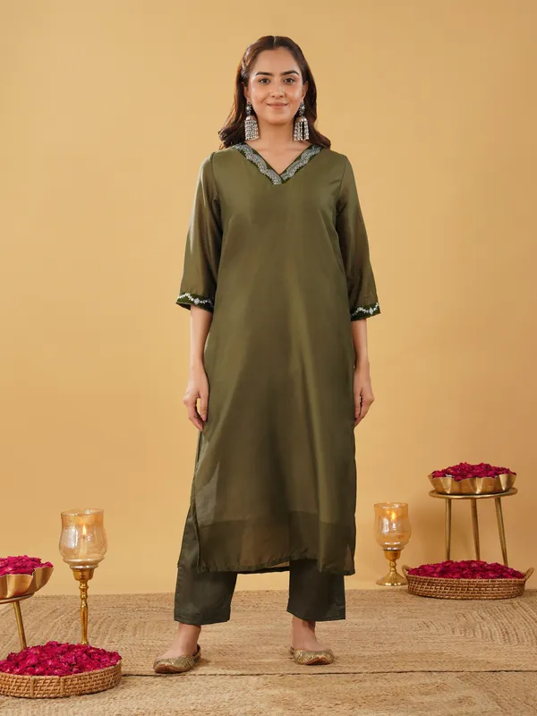 Women_Mehndy_Green_Silk_Blend_Embroidered_Kurta_with_Pant_and_Dupatta(Set_of_3)
