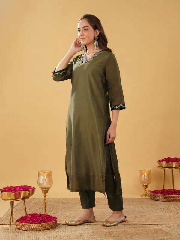 Women_Mehndy_Green_Silk_Blend_Embroidered_Kurta_with_Pant_and_Dupatta(Set_of_3)