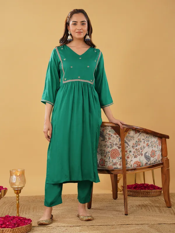 Women_Green_Silk_Blend_Embroidered_Kurta_with_Pant(Set_of_2)