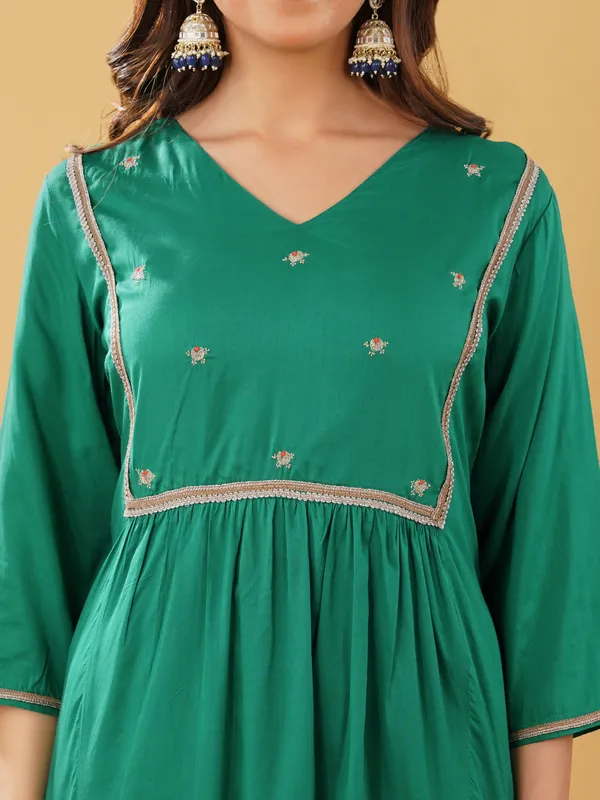 Women_Green_Silk_Blend_Embroidered_Kurta_with_Pant(Set_of_2)