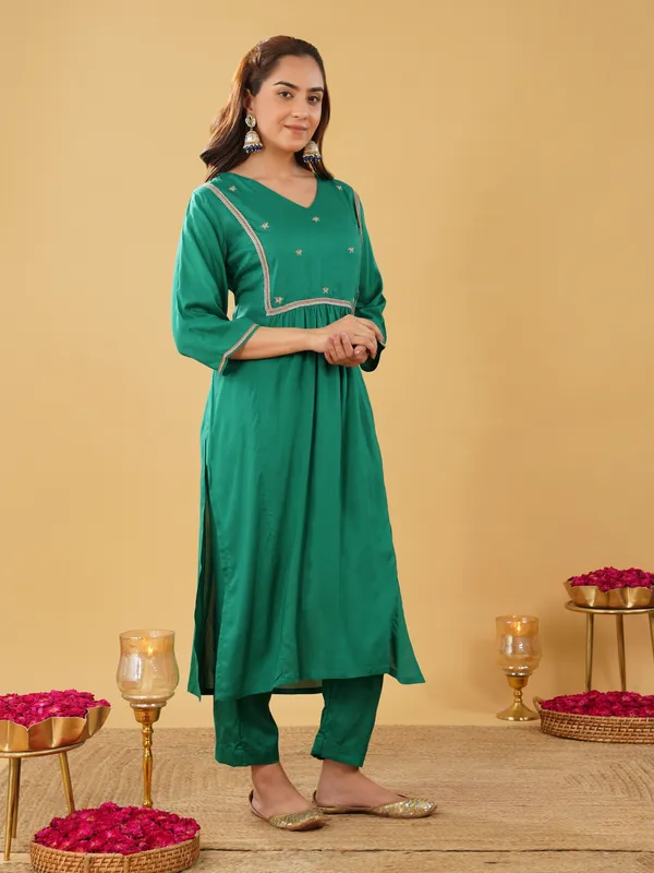 Women_Green_Silk_Blend_Embroidered_Kurta_with_Pant(Set_of_2)