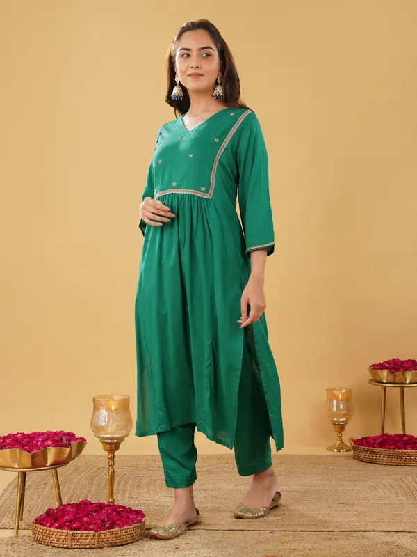 Women_Green_Silk_Blend_Embroidered_Kurta_with_Pant(Set_of_2)