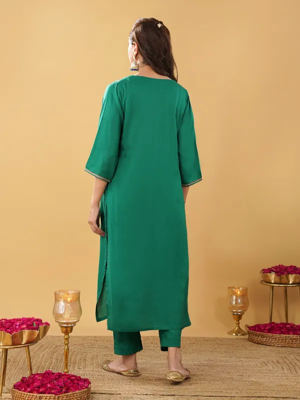 Women_Green_Silk_Blend_Embroidered_Kurta_with_Pant_and_Dupatta(Set_of_3)