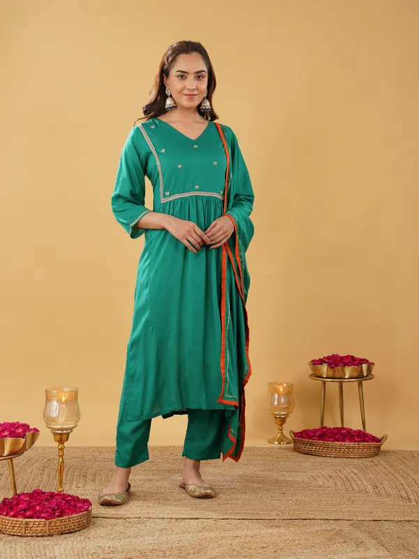 Women_Green_Silk_Blend_Embroidered_Kurta_with_Pant_and_Dupatta(Set_of_3)
