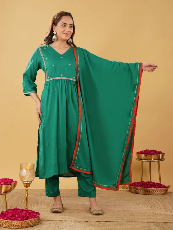 Women_Green_Silk_Blend_Embroidered_Kurta_with_Pant_and_Dupatta(Set_of_3)