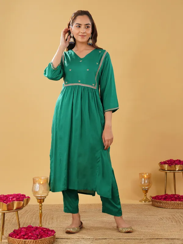 Women_Green_Silk_Blend_Embroidered_Kurta_with_Pant_and_Dupatta(Set_of_3)