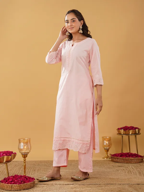 Women_Pink_Scalping_Zari_Kurta_with_Pant(Set_of_2)
