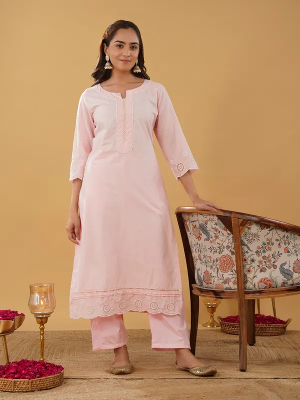 Women_Pink_Scalping_Zari_Kurta_with_Pant(Set_of_2)