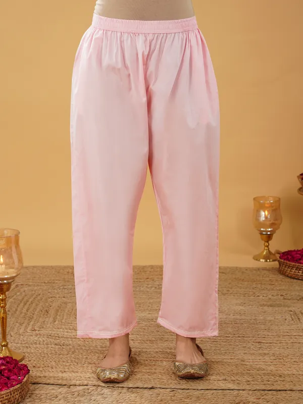 Women_Pink_Scalping_Zari_Kurta_with_Pant(Set_of_2)
