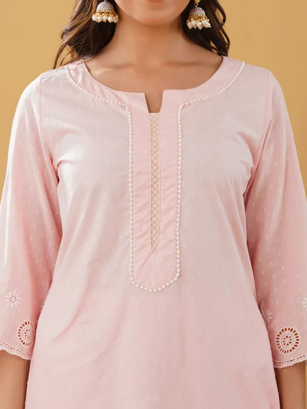 Women_Pink_Scalping_Zari_Kurta_with_Pant(Set_of_2)