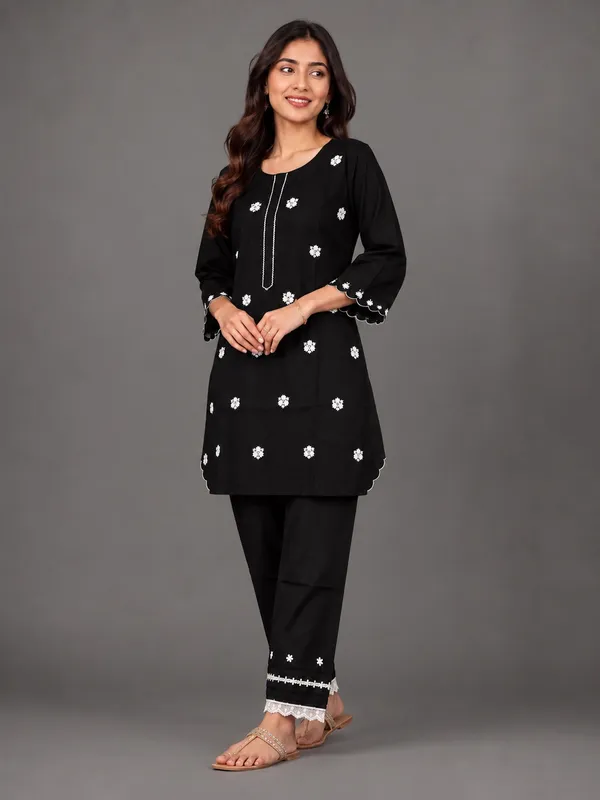 Black_Embroidered_Pathani_Kurta_Set