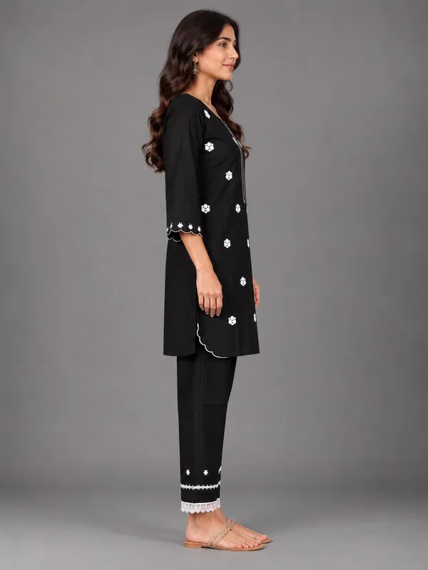 Black_Embroidered_Pathani_Kurta_Set
