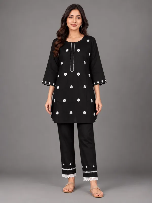 Black_Embroidered_Pathani_Kurta_Set