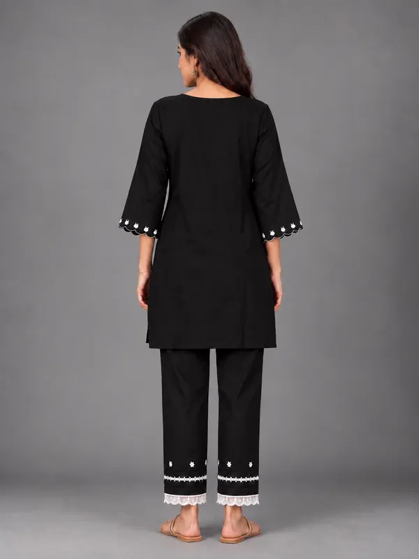 Black_Embroidered_Pathani_Kurta_Set