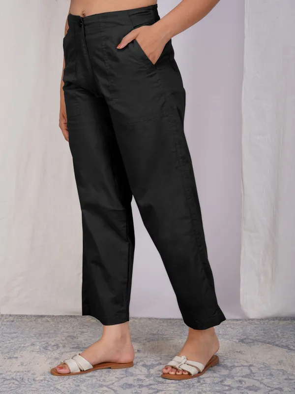 zuri_Women_Relaxed_Regular_Fit_Mid-Rise_Cotton_Trousers