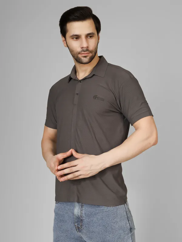 Grey_Nylon_knitted_Textured_Seamless_Spread_Collar_T_Shirt_For_Men